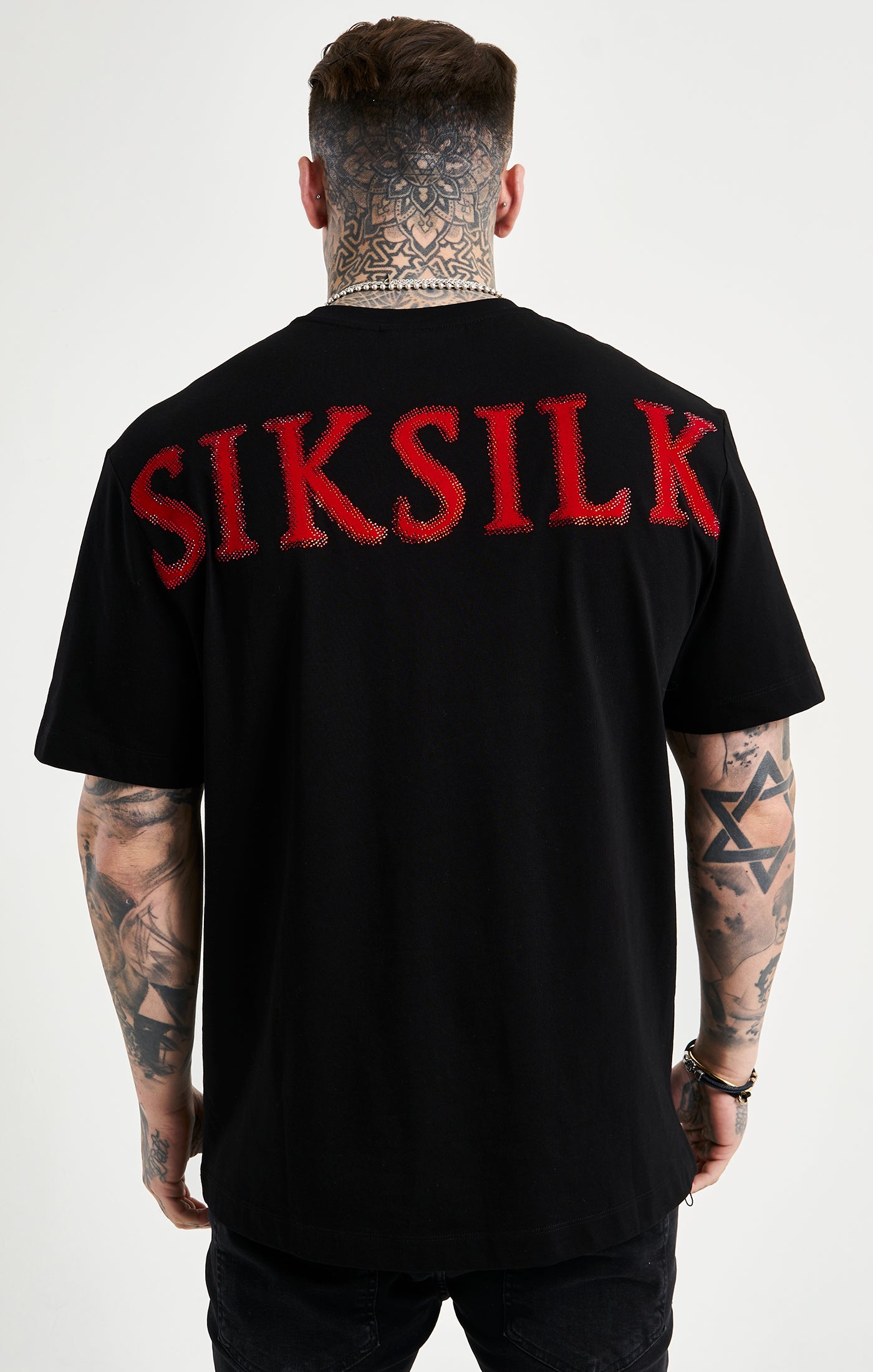 Laad de afbeelding in de Galerij viewer, Camiseta extragrande SikSilk con pedrería - Negro (2)