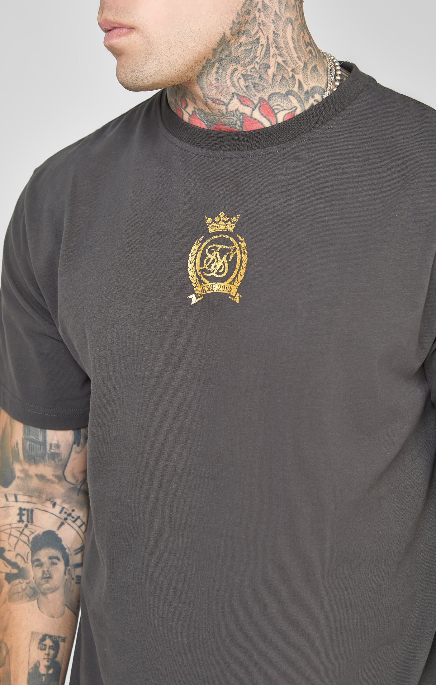 Laad de afbeelding in de Galerij viewer, Camiseta con Estampado Metalizado Negra (1)