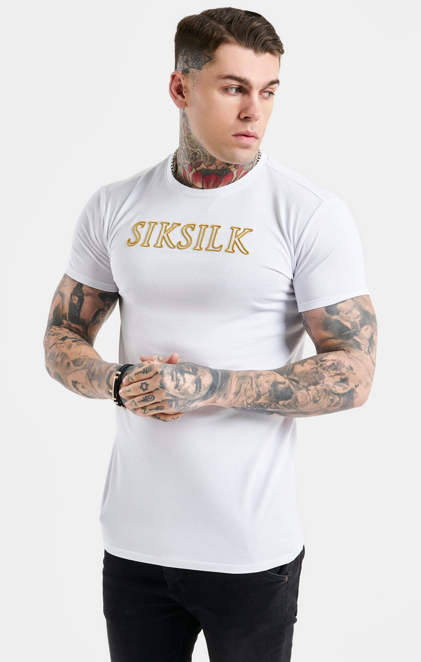 Laad de afbeelding in de Galerij viewer, Camiseta SikSilk con logotipo - Blanco y oro