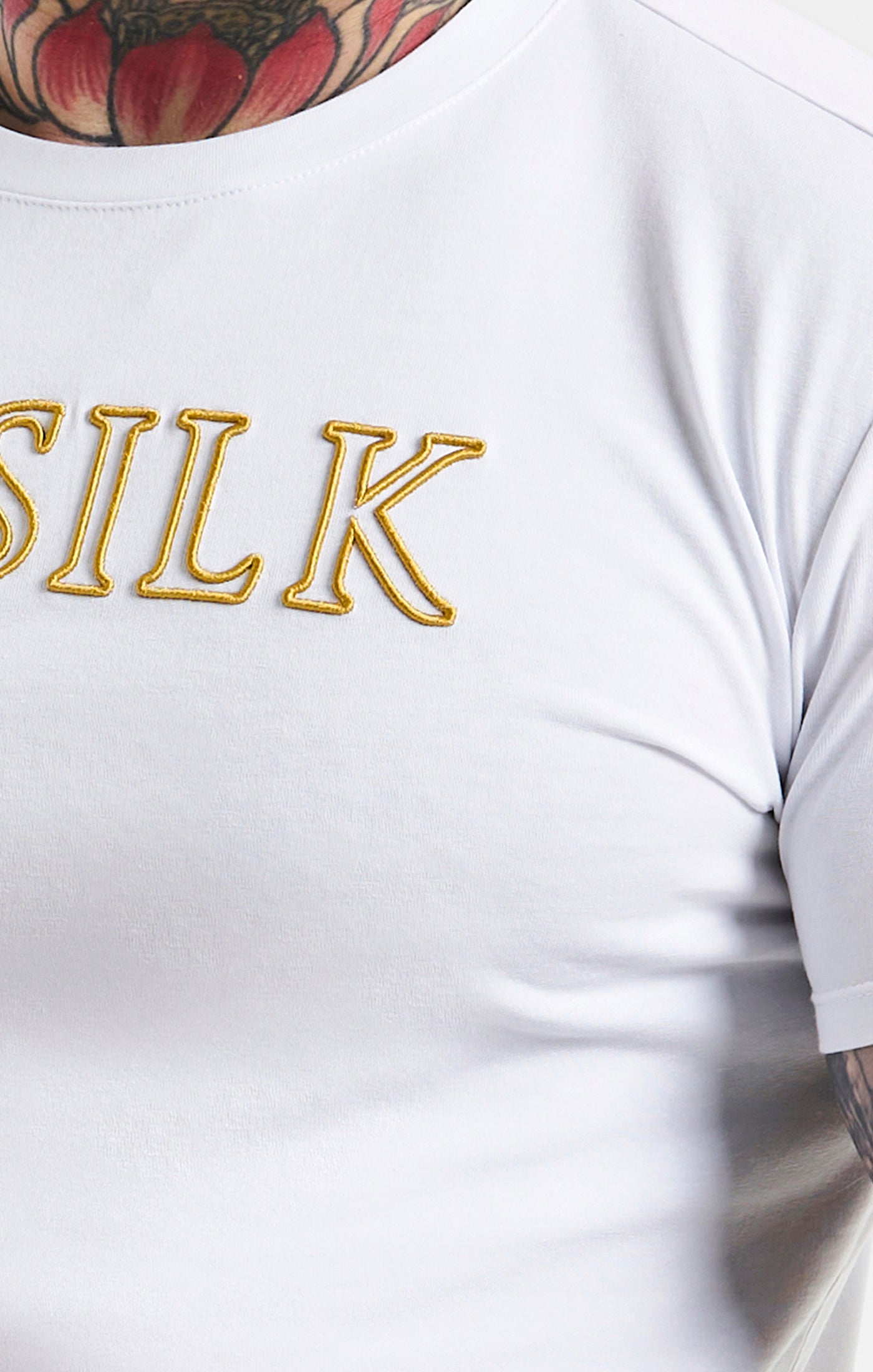 Laad de afbeelding in de Galerij viewer, Camiseta SikSilk con logotipo - Blanco y oro (1)