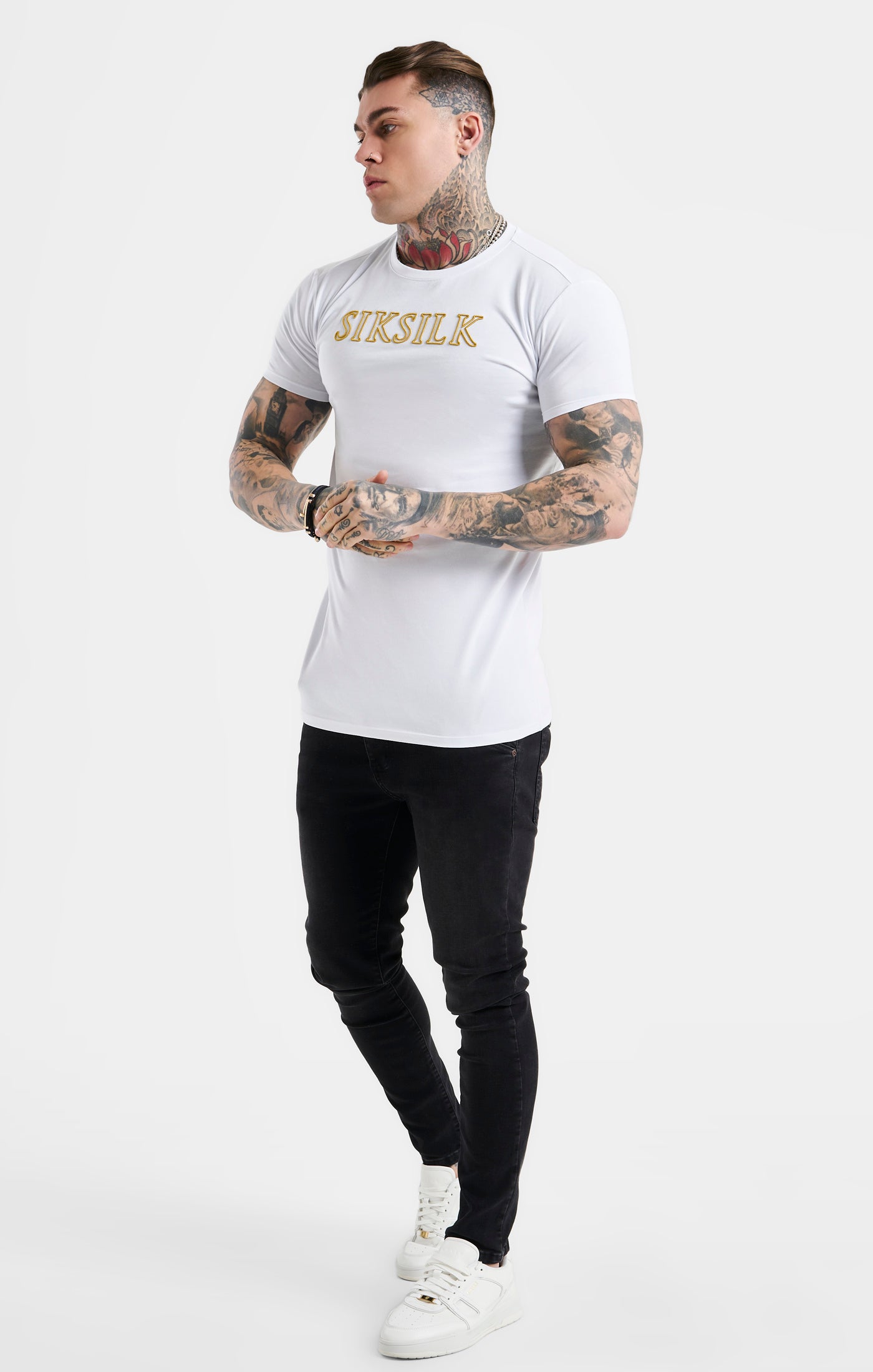 Laad de afbeelding in de Galerij viewer, Camiseta SikSilk con logotipo - Blanco y oro (2)