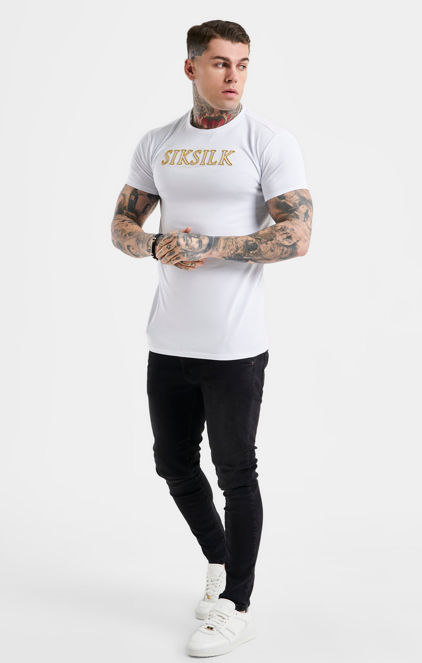Laad de afbeelding in de Galerij viewer, Camiseta SikSilk con logotipo - Blanco y oro (3)