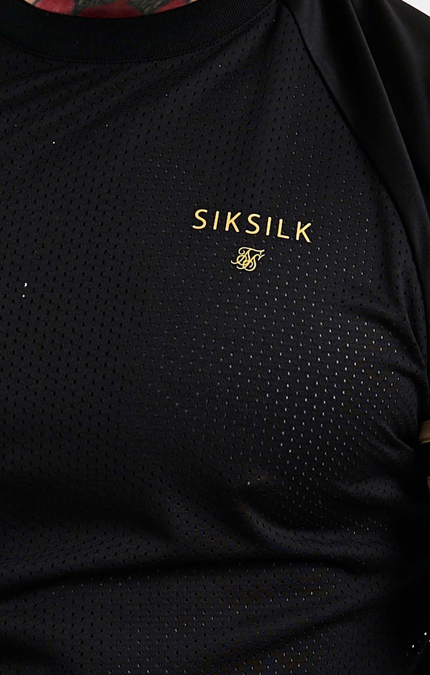 Laad de afbeelding in de Galerij viewer, Camiseta deportiva SikSilk de malla - Negro y oro (1)