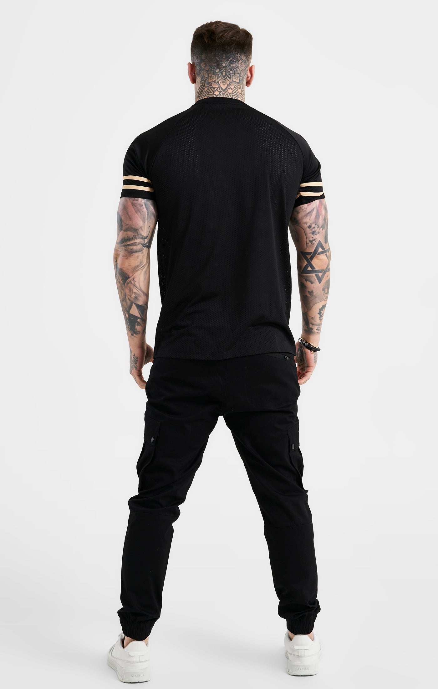 Laad de afbeelding in de Galerij viewer, Camiseta deportiva SikSilk de malla - Negro y oro (4)