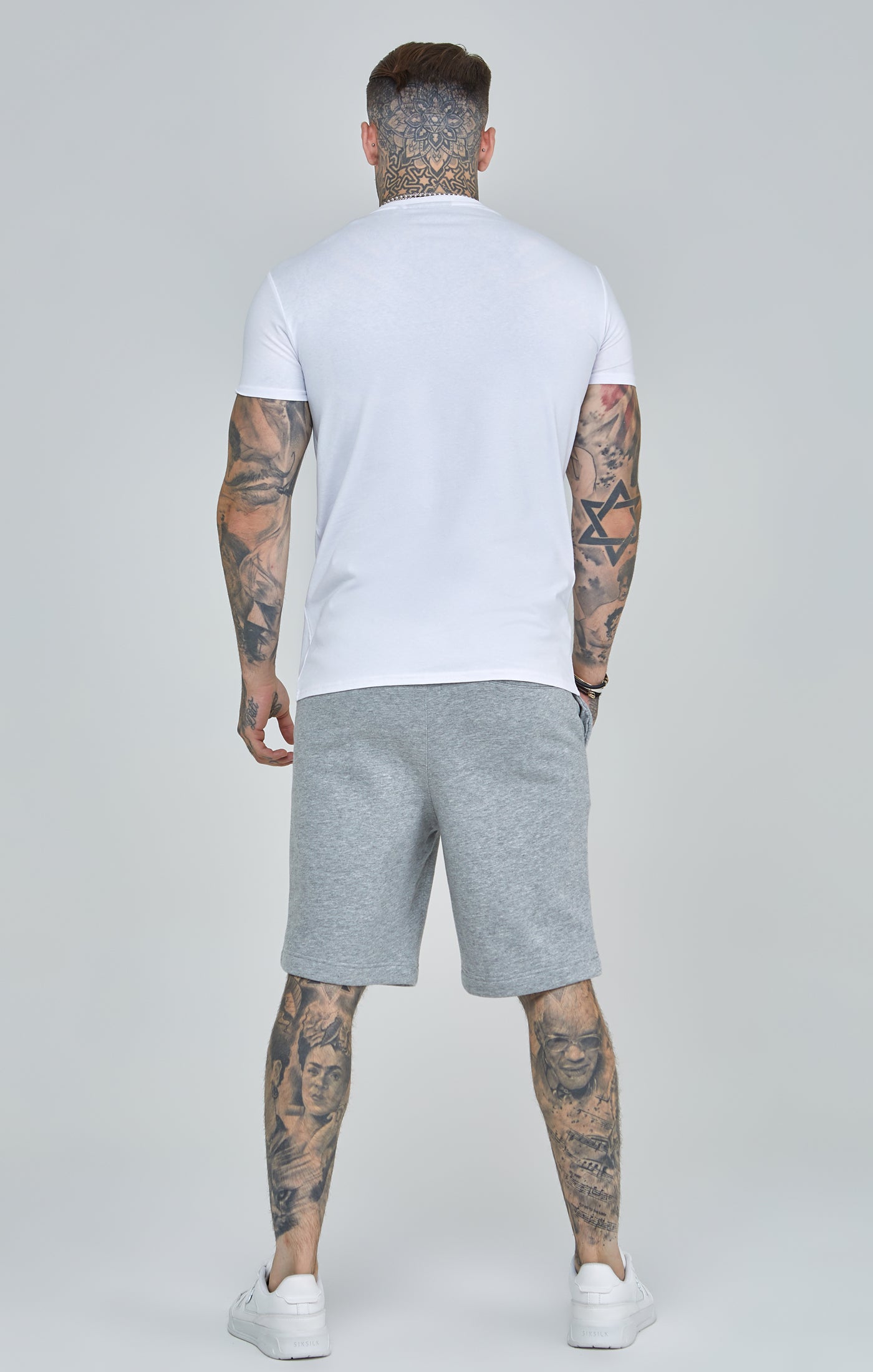 Laad de afbeelding in de Galerij viewer, White Essential Short Sleeve Muscle Fit T-Shirt (4)