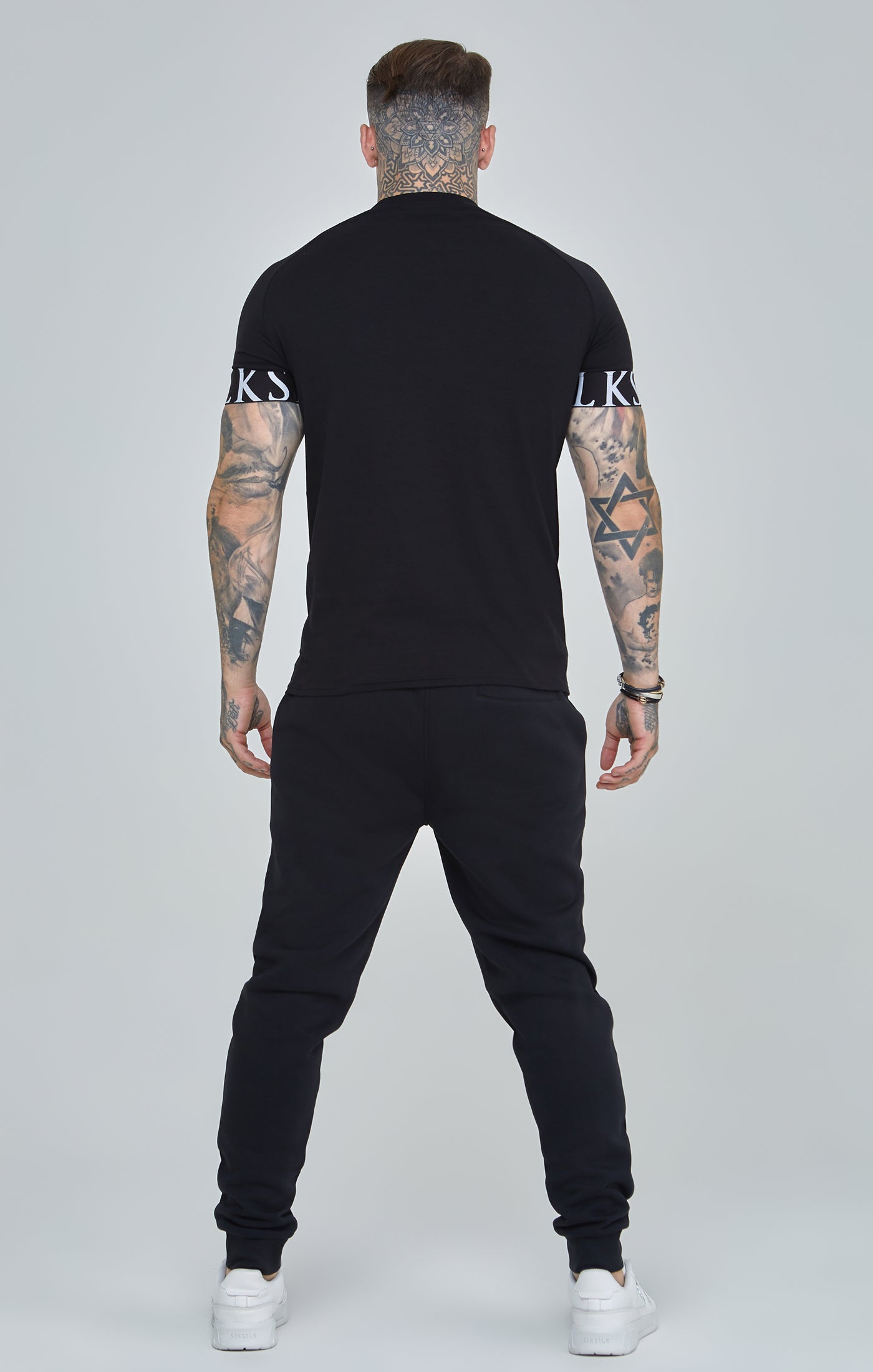 Laad de afbeelding in de Galerij viewer, Black Essential Elastic Cuff Muscle Fit T-Shirt (4)