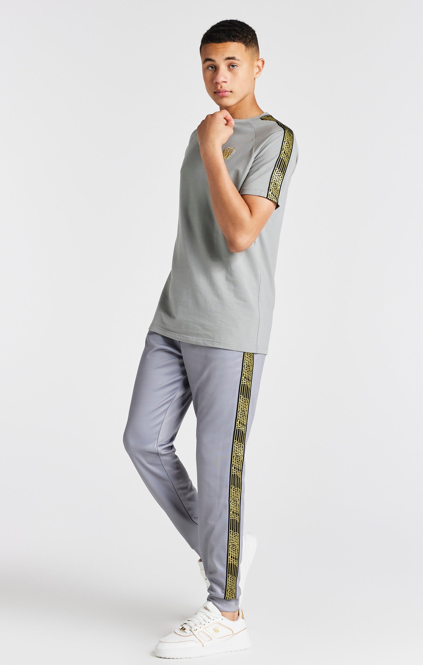 Laad de afbeelding in de Galerij viewer, Boys Grey Taped Raglan T-Shirt (2)