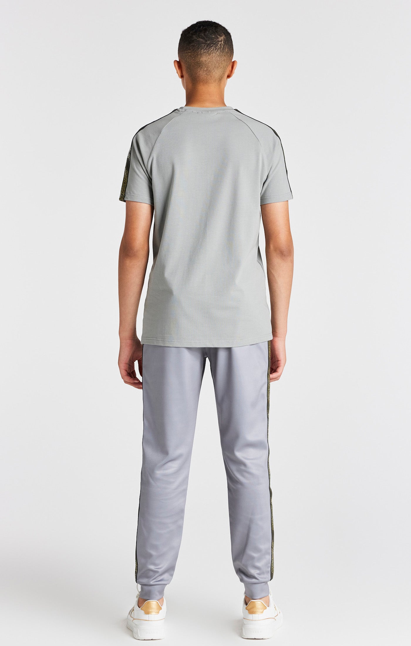 Laad de afbeelding in de Galerij viewer, Boys Grey Taped Raglan T-Shirt (4)