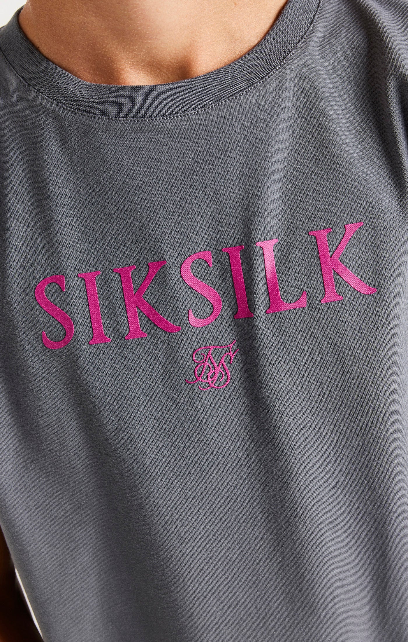 Laad de afbeelding in de Galerij viewer, Camiseta SikSilk con la marca - Gris (1)