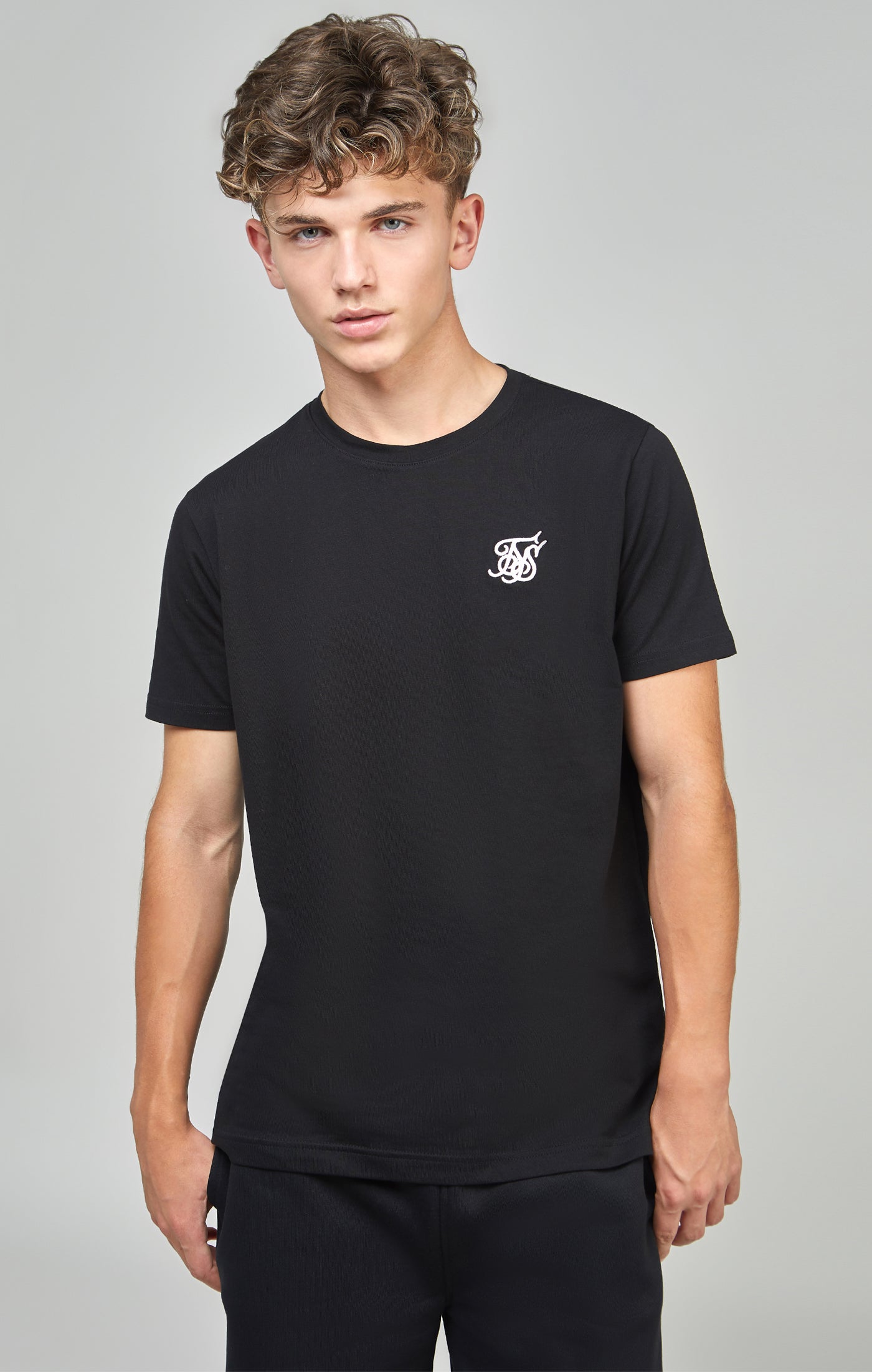 Laad de afbeelding in de Galerij viewer, Boys Black Essentials T-Shirt