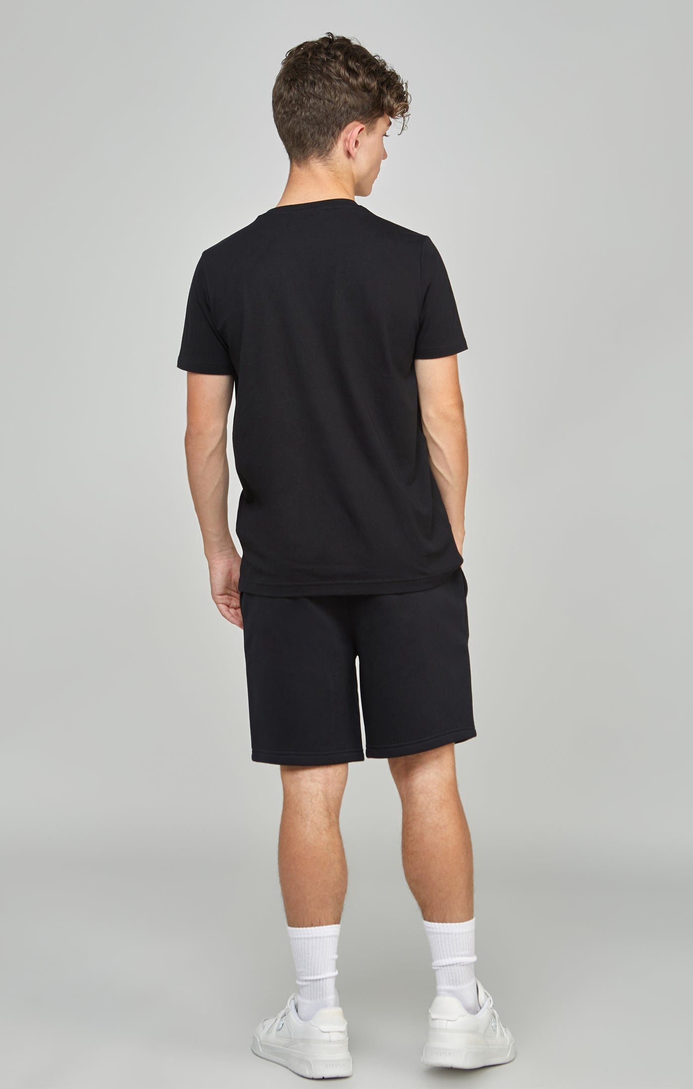 Laad de afbeelding in de Galerij viewer, Boys Black Essentials T-Shirt (4)