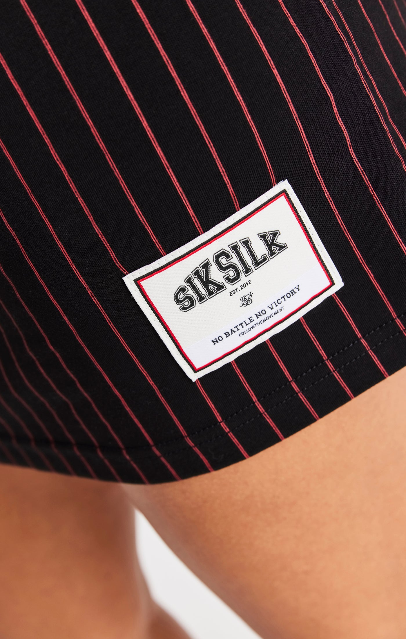 Laad de afbeelding in de Galerij viewer, Vestido camisero de béisbol SikSilk - Negro y rojo (6)